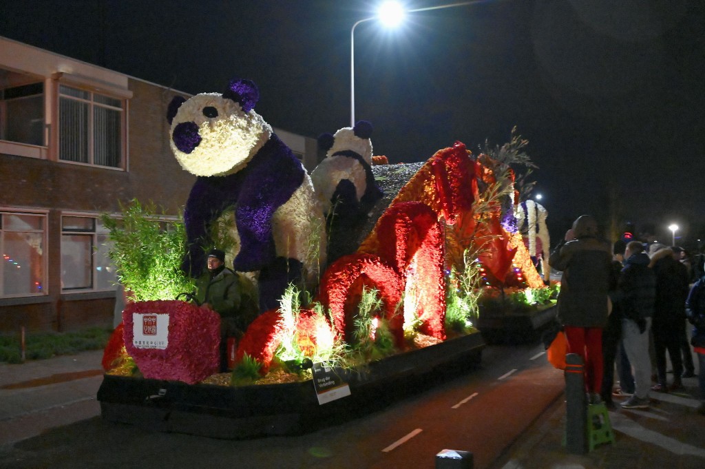 ../Images/Verlicht bloemencorso 2024 121.jpg